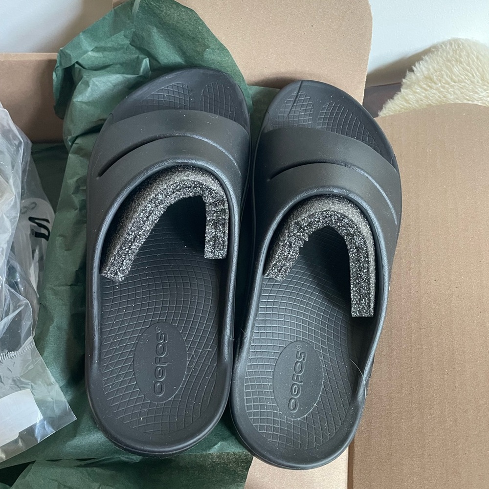 OOFOS Black OOahh Recovery Slides